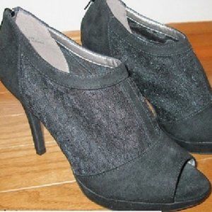 Amber W 4.5" Heels with a small platform sole New (reg $45)